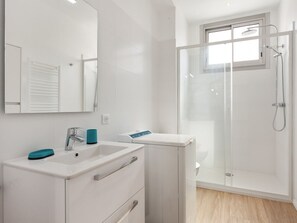 Dusche, Haartrockner, Handtücher, Seife