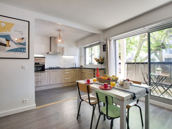 Fridge, microwave, oven, dishwasher - Appartement du Rocher - 3 étoiles - Welkeys (Biarritz)