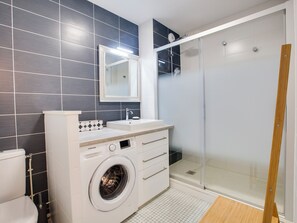 Douche, séchoir à cheveux, serviettes fournies, savon