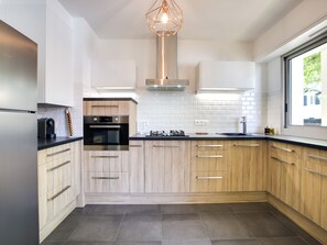 Fridge, microwave, oven, dishwasher - Appartement du Rocher - 3 étoiles - Welkeys (Biarritz)