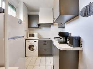 Fridge, microwave, coffee/tea maker, toaster - Appartement Marinea - Welkeys (Saint-Jean-de-Luz)