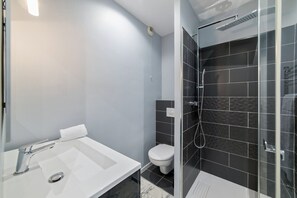 Shower, free toiletries, hair dryer, towels - Appartement du Quai - Welkeys (Lyon)