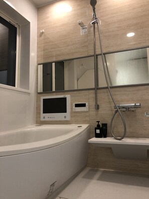 Kombinert dusj/badekar, hårføner, håndklær og sjampo