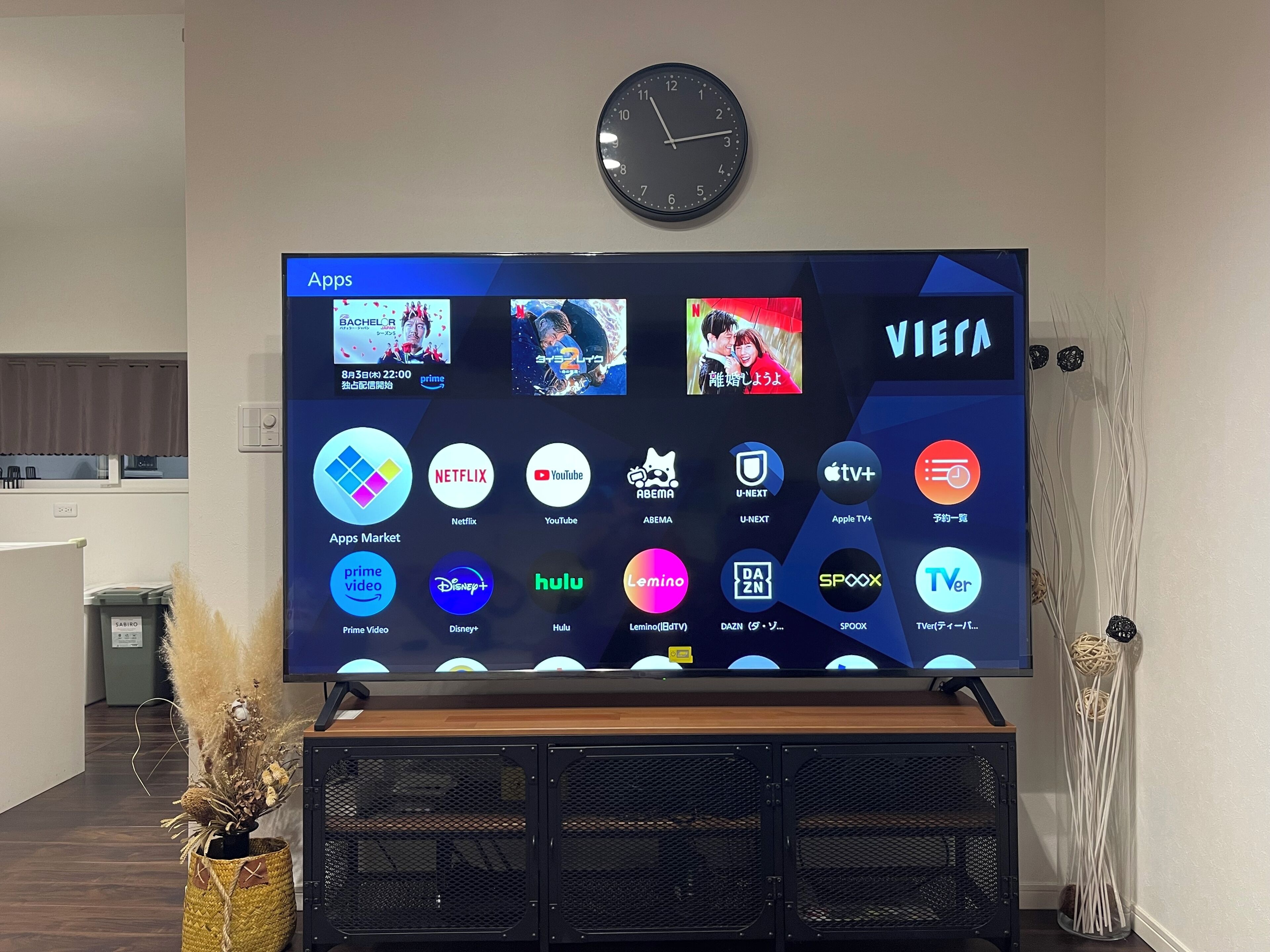 Ein Flachbildfernseher an der Wand zeigt verschiedene Streaming-Apps.