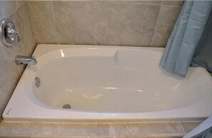 Secadora de cabello, toallas, jabón, shampoo