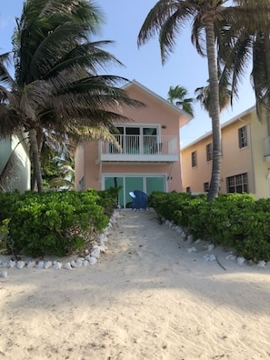 Exterior - BEAUTIFUL 3 BEDROOM VILLA LOCATED DIRECTLY ON THE BEACH, EXCELLENT SNORKELING (Grand Cayman)