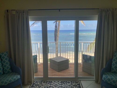 BEAUTIFUL 3 BEDROOM VILLA LOCATED DIRECTLY ON THE BEACH, EXCELLENT SNORKELING