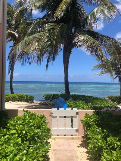BEAUTIFUL 3 BEDROOM VILLA LOCATED DIRECTLY ON THE BEACH, EXCELLENT SNORKELING