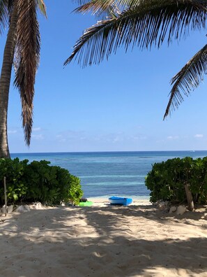En la playa, camastros y toallas de playa 