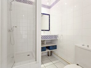 Dusche, kostenlose Toilettenartikel, Haartrockner, Handtücher
