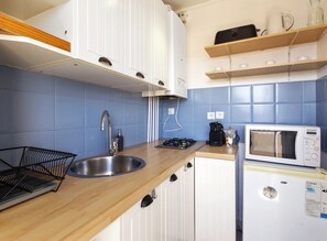 Een koelkast, een magnetron, een oven, een koffiezetapparaat/waterkoker
