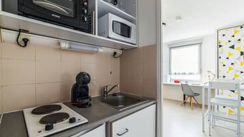 Réfrigérateur, micro-ondes, four, cafetière/bouilloire