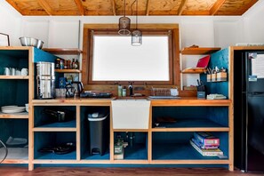 Fridge, stovetop, coffee/tea maker, cookware/dishes/utensils - Volcano Escape  Epic Tiny Home on Lava Field with Volcano Views (Pāhoa)