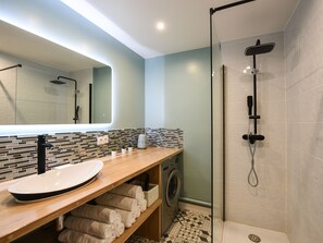 Shower, free toiletries, hair dryer, towels - Studio Ladrillo - Welkeys (Annecy)