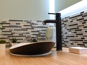 Dusche, kostenlose Toilettenartikel, Haartrockner, Handtücher