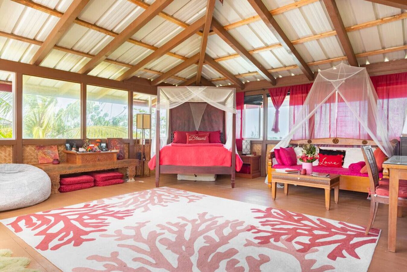 3 slaapkamers, een bureau, een strijkplank/strijkijzer, reisbedje