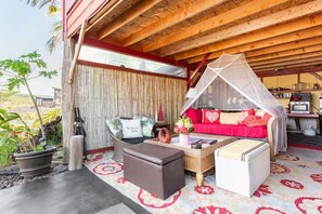 Terrace/patio - Magical Lava Temple  Eco-Retreat w Volcano Views and Black Sand Beaches (Pāhoa)