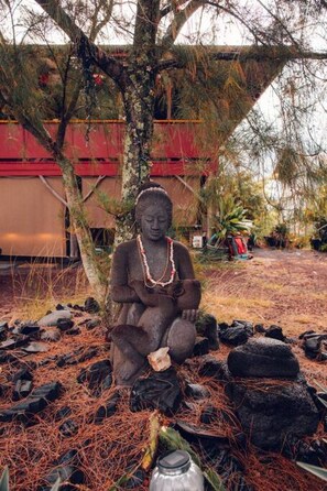 Exterior detail - Magical Lava Temple  Eco-Retreat w Volcano Views and Black Sand Beaches (Pāhoa)