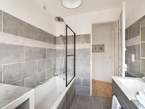 Bathtub, hair dryer, towels, soap - Appartement Gutenberg - Welkeys (Boulogne-Billancourt)