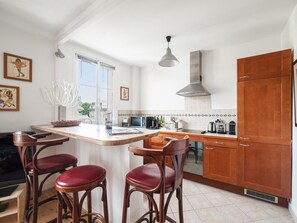 Fridge, microwave, oven, coffee/tea maker