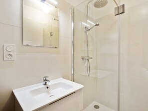 Een douche, een haardroger, handdoeken, zeep