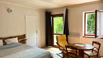 Tabla de planchar con plancha, wifi y ropa de cama