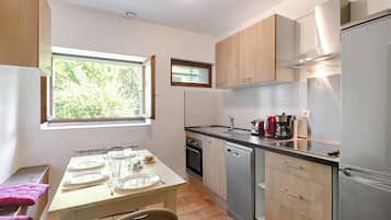 Refrigerador, horno, lavavajillas y cafetera y tetera