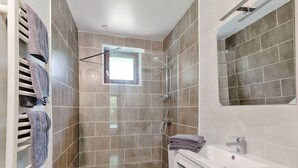 A bathroom with a shower, toilet, and sink. - Studio Serena - Welkeys (Seynod)
