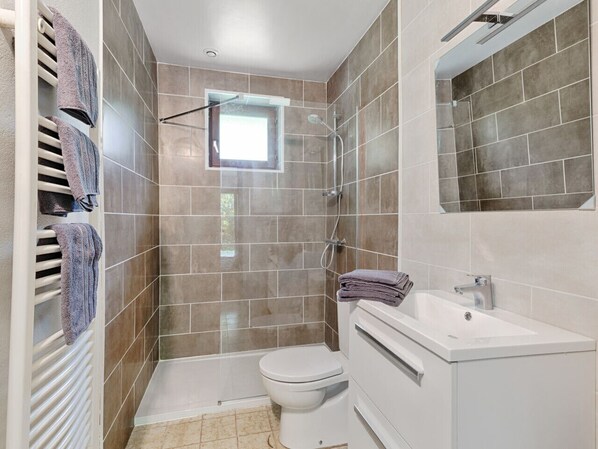Een douche, een haardroger, handdoeken, zeep