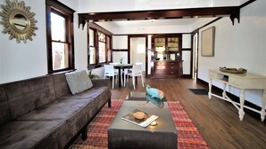 Living area - Classic California Craftsman House - Private Yard (Long Beach)