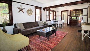 Living area - Classic California Craftsman House - Private Yard (Long Beach)