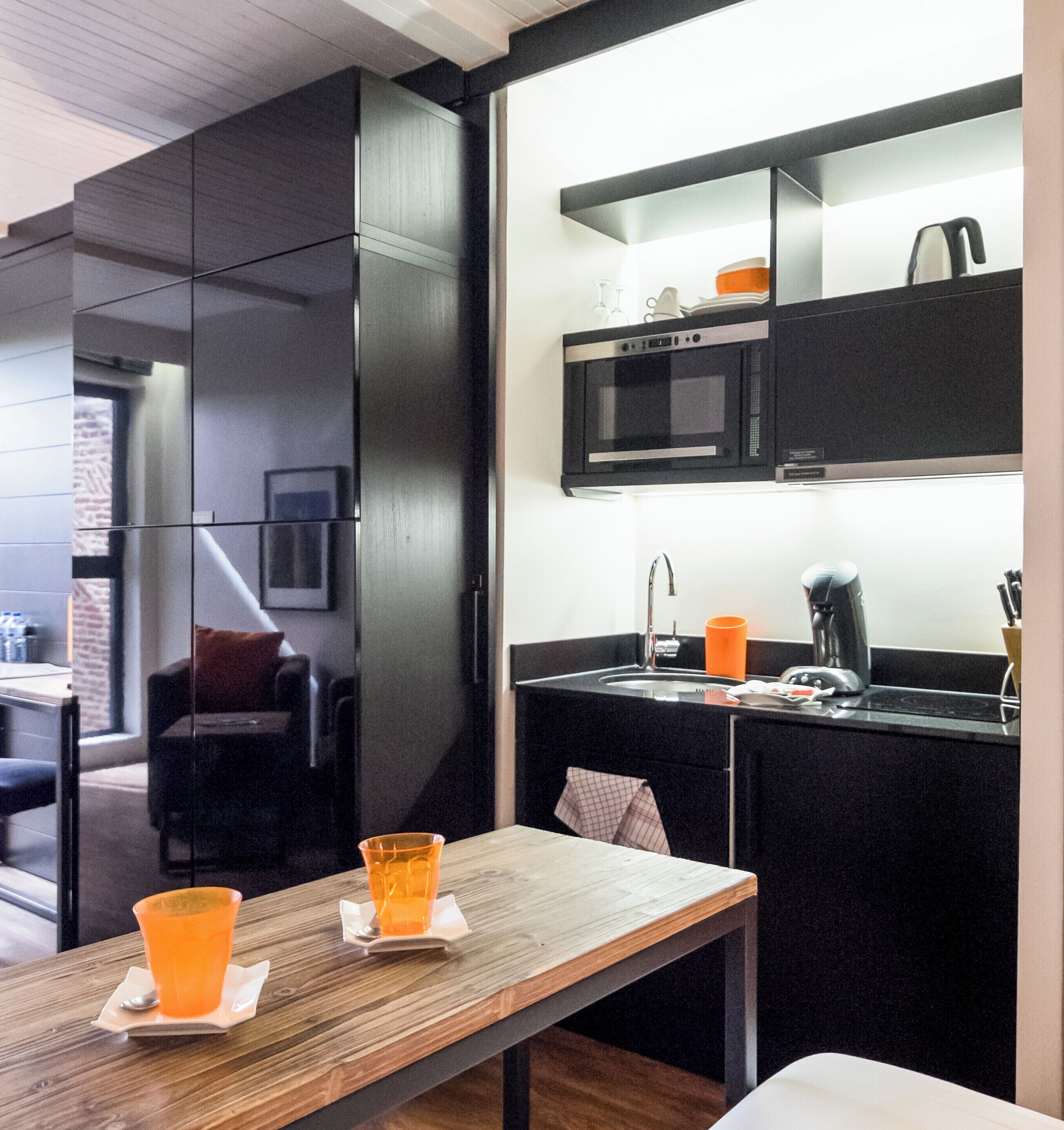 Een koelkast, een microgolfoven, een koffiezetapparaat/waterkoker