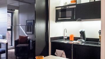 Een koelkast, een microgolfoven, een koffiezetapparaat/waterkoker