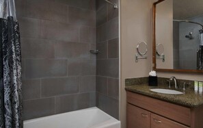 Secador de pelo, toallas y papel higiénico