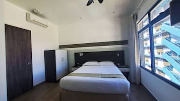 Habitación Deluxe | Minibar, caja de seguridad en la habitación y decoración personalizada