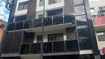 Vista frontal de la propiedad