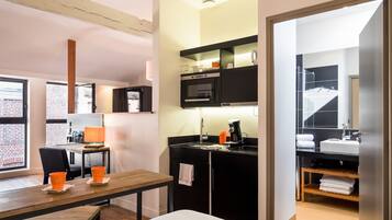 Een koelkast, een microgolfoven, een koffiezetapparaat/waterkoker