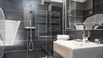 Douche, sĂšche-cheveux, serviettes fournies, savon