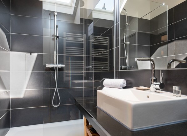 Dusche, Haartrockner, Handtücher, Seife