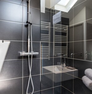 Dusche, Haartrockner, Handtücher, Seife