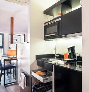 Kühlschrank, Mikrowelle, Wasserkocher mit Kaffee-/Teezubehör