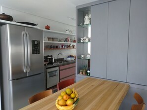 Private kitchen - Whirlpool coverage on the terrace. Comfort, tranquility in front of the beach. (Pântano do Sul)