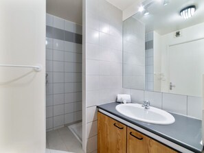 Shower, free toiletries, hair dryer, towels - Studio Baraban - Welkeys (Lyon)