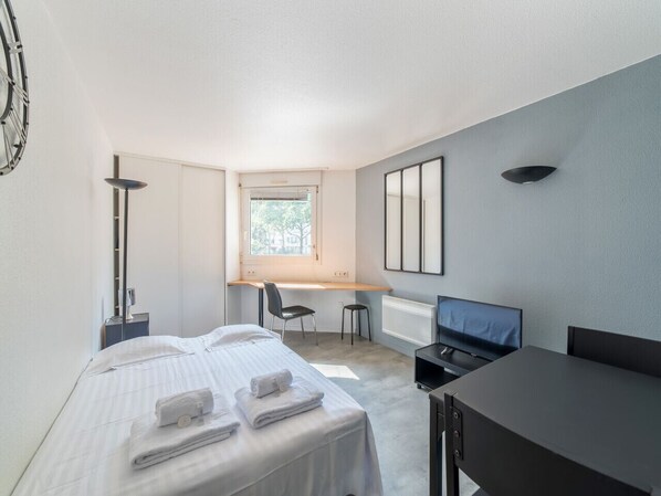 Iron/ironing board, WiFi, bed sheets