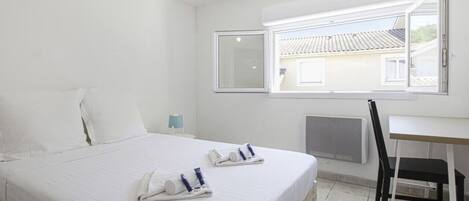 5 bedrooms, iron/ironing board, WiFi, bed sheets