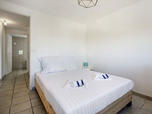 5 habitaciones, tabla de planchar con plancha, wifi y ropa de cama 