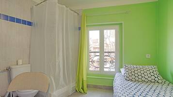 Desk, soundproofing, free WiFi, bed sheets