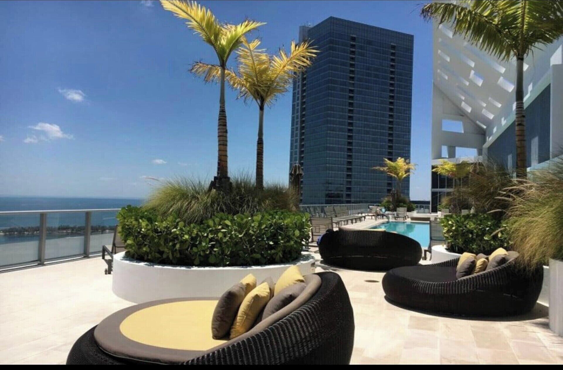 Una piscina al aire libre, una piscina climatizada