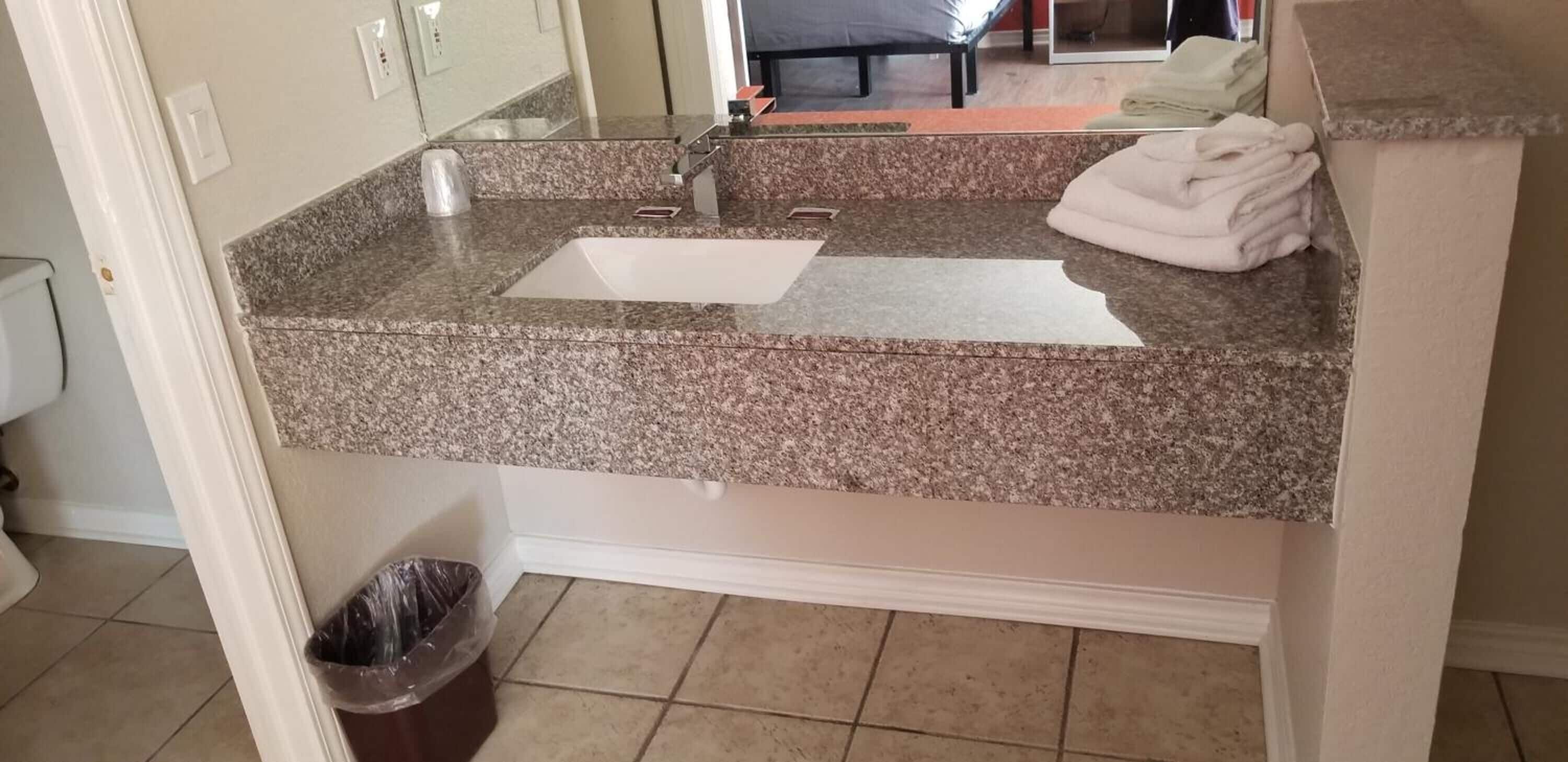 Badkar, hårtork och handdukar