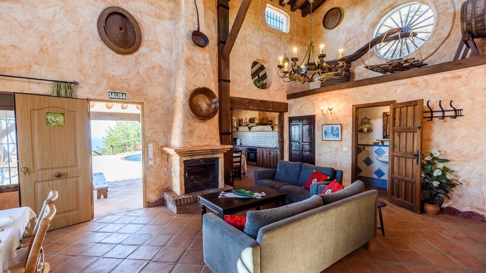 Amplia sala de estar con chimenea, sofá y mesa de comedor.